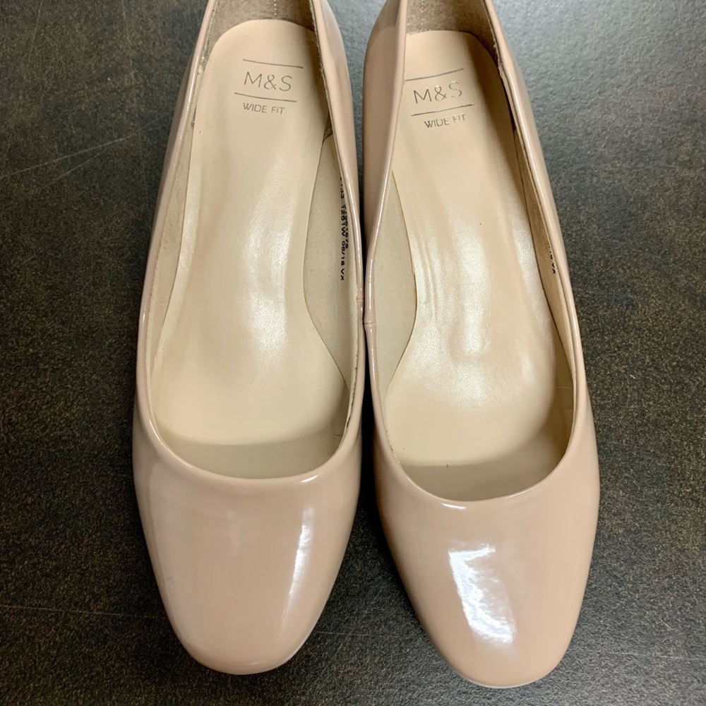 Nude pumps